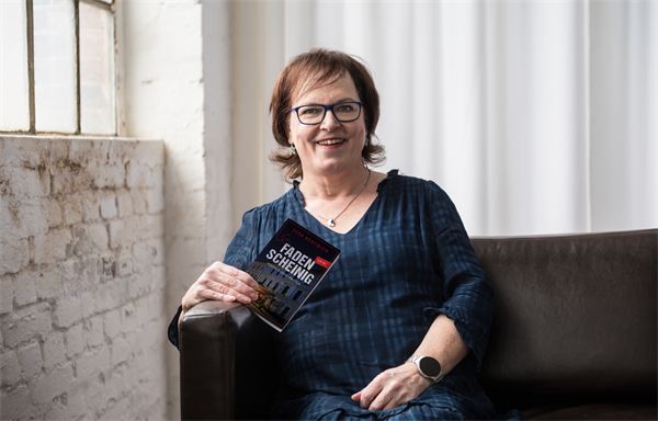 Vera Nentwich mit dem Krimi Fadenscheinig, Foto: Thomas Nentwich