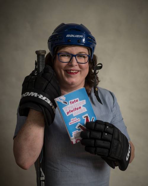 Vera Nentwich mit Eishockeyhelm, Handschuhen und dem Buch Tote Trainer pfeifen nicht, Foto: Thomas Nentwich