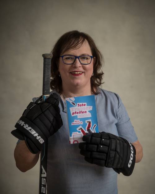 Vera Nentwich mit Eishockeyschläger, Handschuhen und dem Buch Tote Trainer pfeifen nicht, Foto: Thomas Nentwich